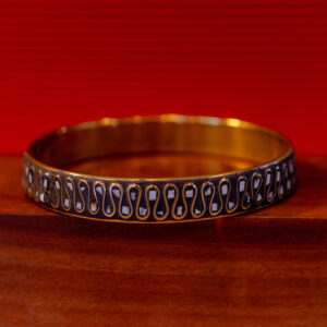 Pulsera de bronce con decoraciones en blanco