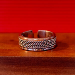 Anillo de cobre con diseño acordonado