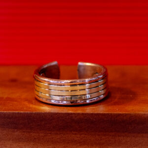 Anillo de cobre con diseño de líneas