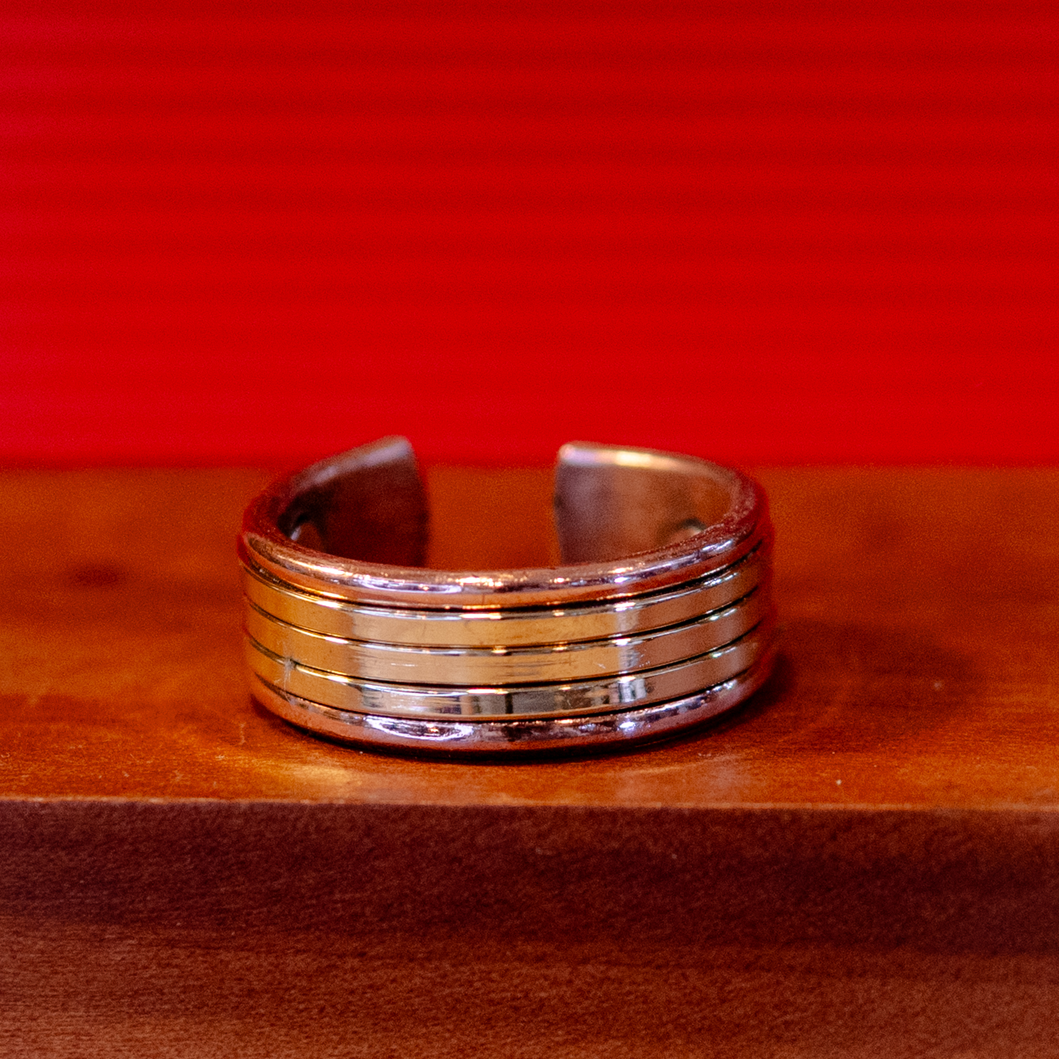 Anillo de cobre con diseño de líneas