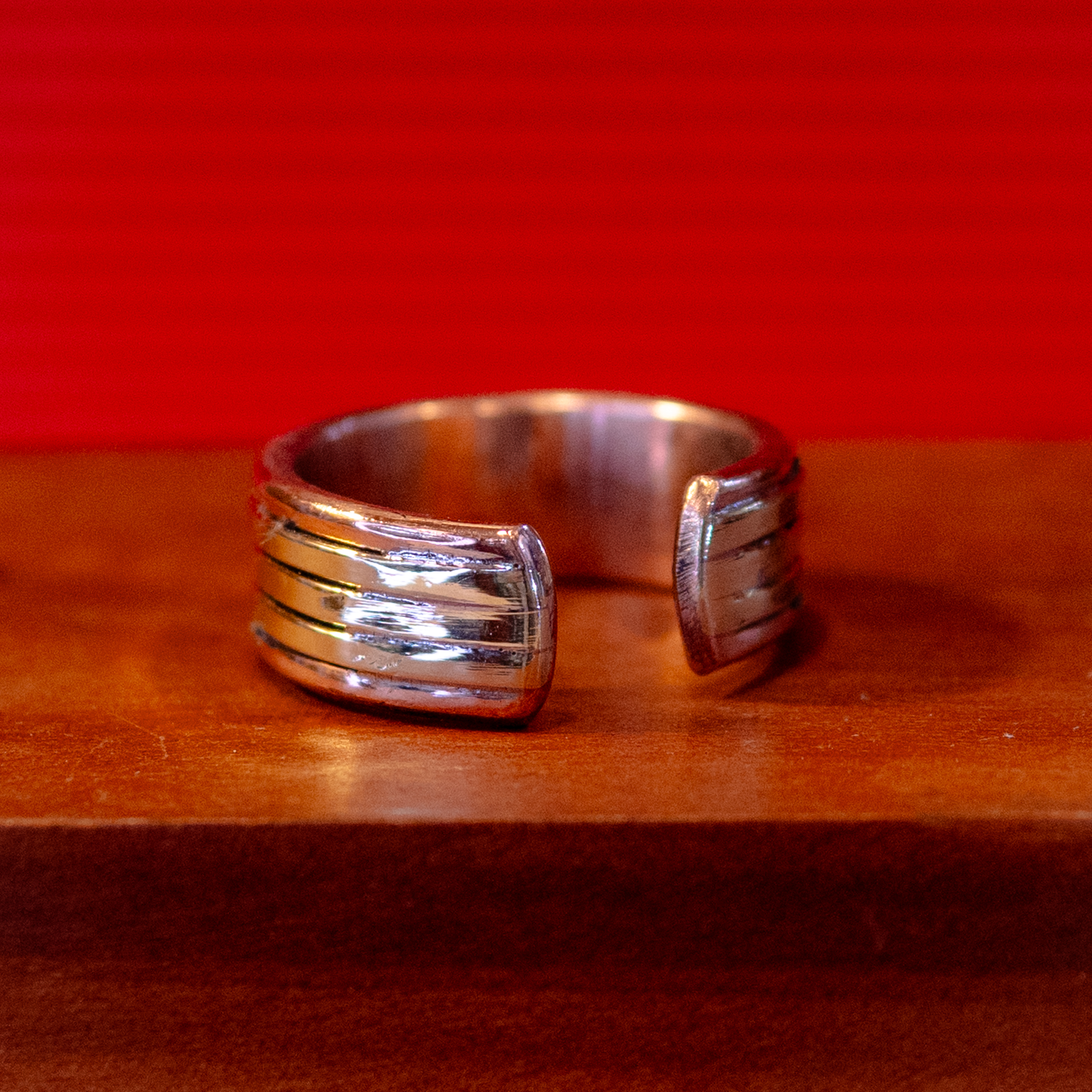 Anillo de cobre con diseño de líneas - Imagen 2